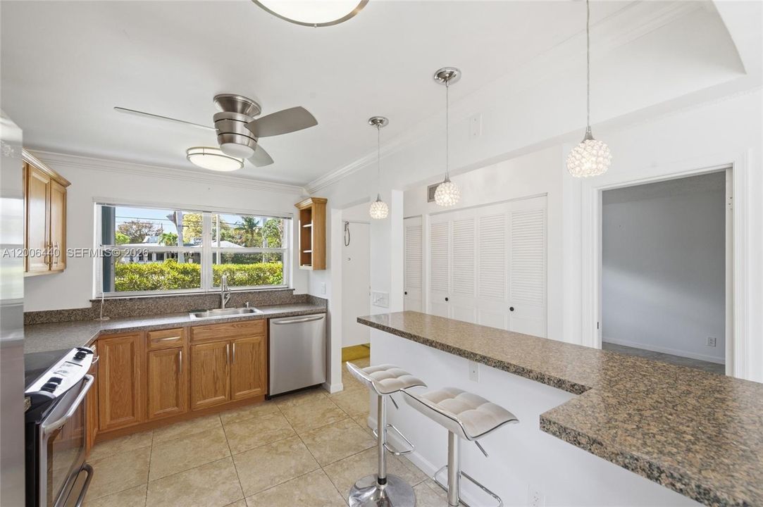 For Sale: $179,900 (2 beds, 2 baths, 963 Square Feet)
