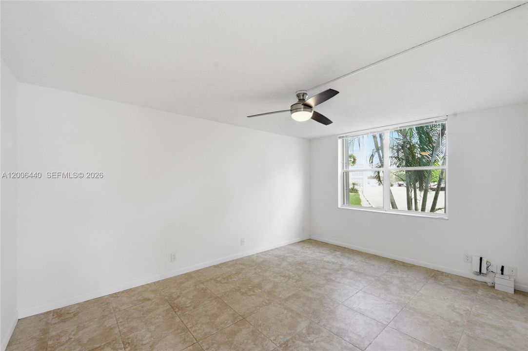 For Sale: $179,900 (2 beds, 2 baths, 963 Square Feet)