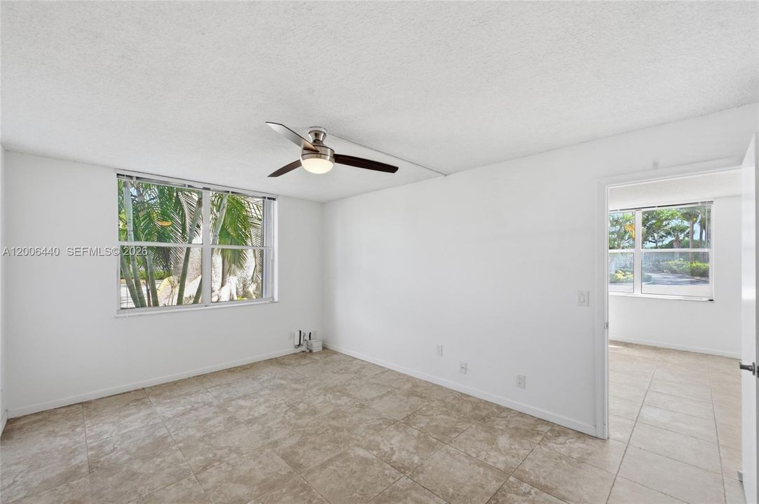 For Sale: $179,900 (2 beds, 2 baths, 963 Square Feet)