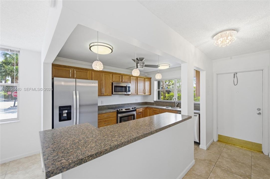 For Sale: $179,900 (2 beds, 2 baths, 963 Square Feet)