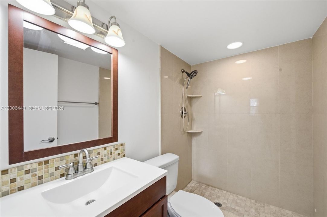 For Sale: $179,900 (2 beds, 2 baths, 963 Square Feet)