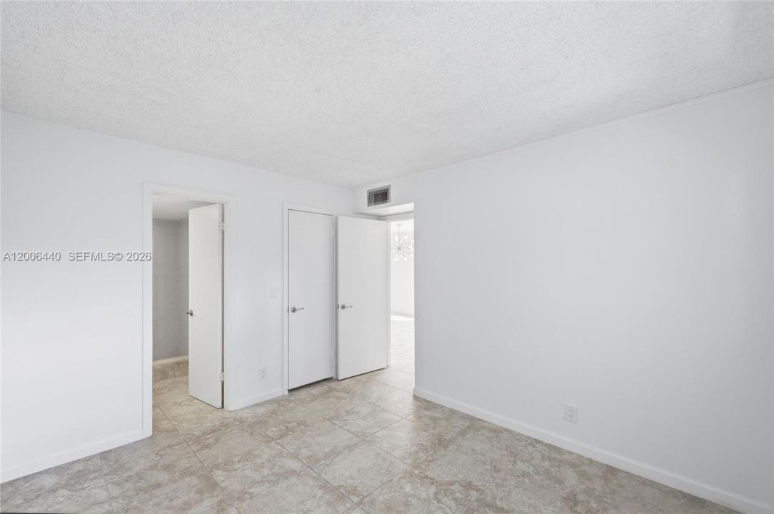 For Sale: $179,900 (2 beds, 2 baths, 963 Square Feet)