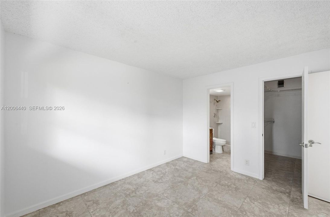 For Sale: $179,900 (2 beds, 2 baths, 963 Square Feet)