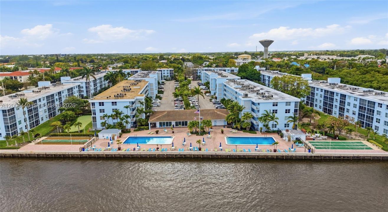 For Sale: $179,900 (2 beds, 2 baths, 963 Square Feet)