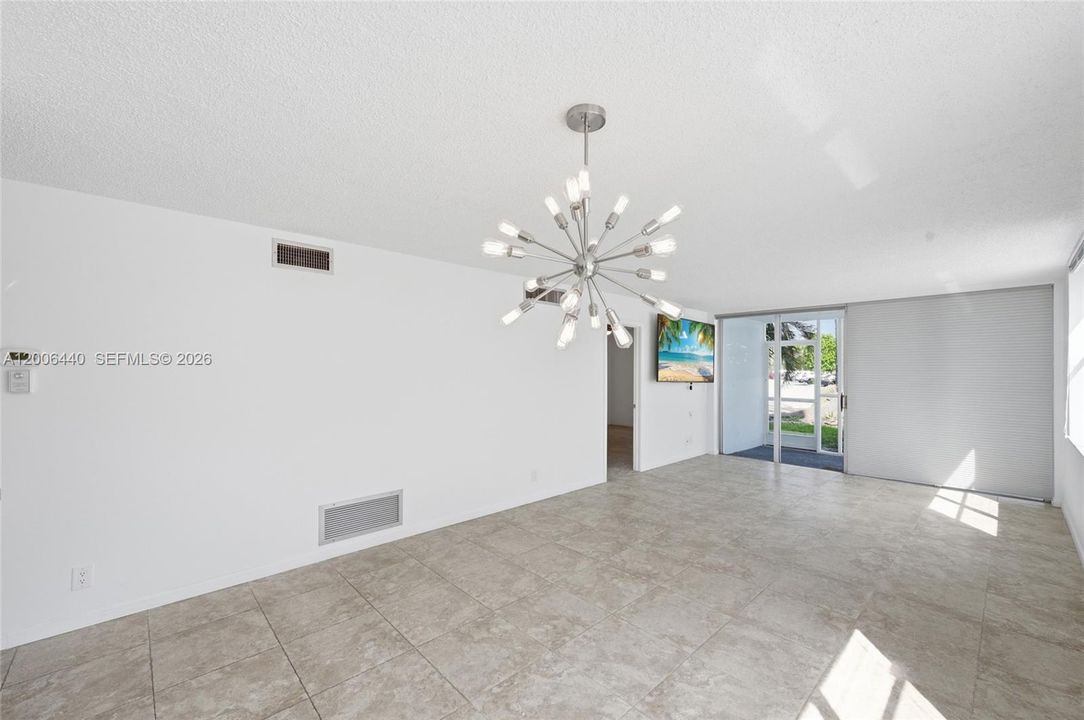 For Sale: $179,900 (2 beds, 2 baths, 963 Square Feet)