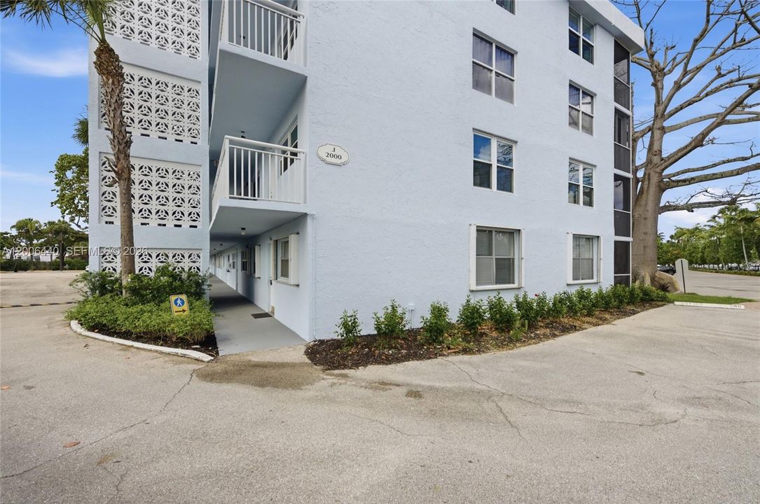 For Sale: $179,900 (2 beds, 2 baths, 963 Square Feet)
