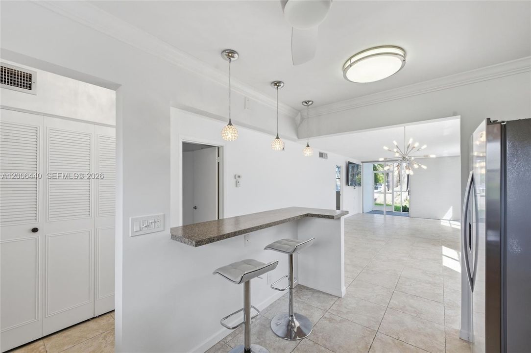 For Sale: $179,900 (2 beds, 2 baths, 963 Square Feet)