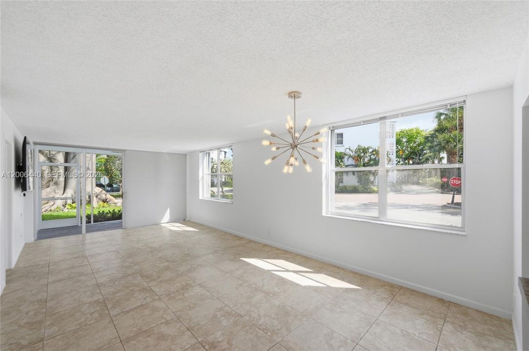 For Sale: $179,900 (2 beds, 2 baths, 963 Square Feet)