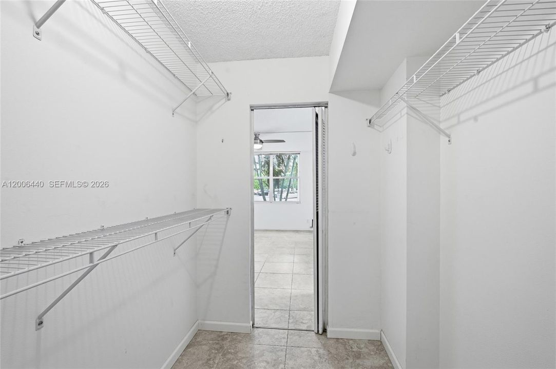 For Sale: $179,900 (2 beds, 2 baths, 963 Square Feet)