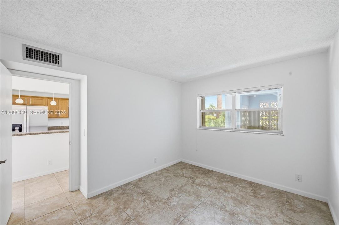 For Sale: $179,900 (2 beds, 2 baths, 963 Square Feet)