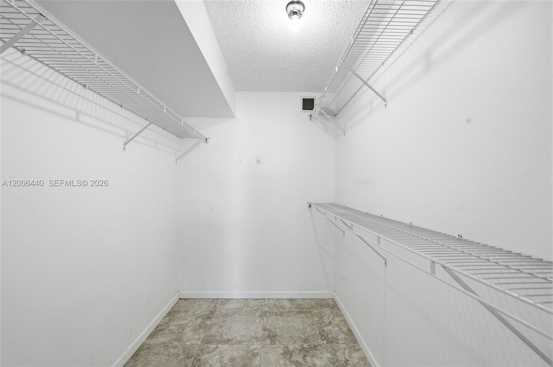 For Sale: $179,900 (2 beds, 2 baths, 963 Square Feet)
