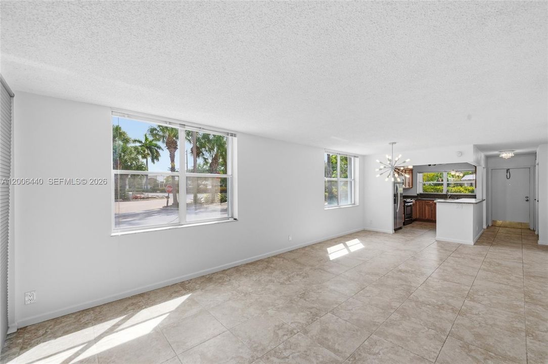 For Sale: $179,900 (2 beds, 2 baths, 963 Square Feet)