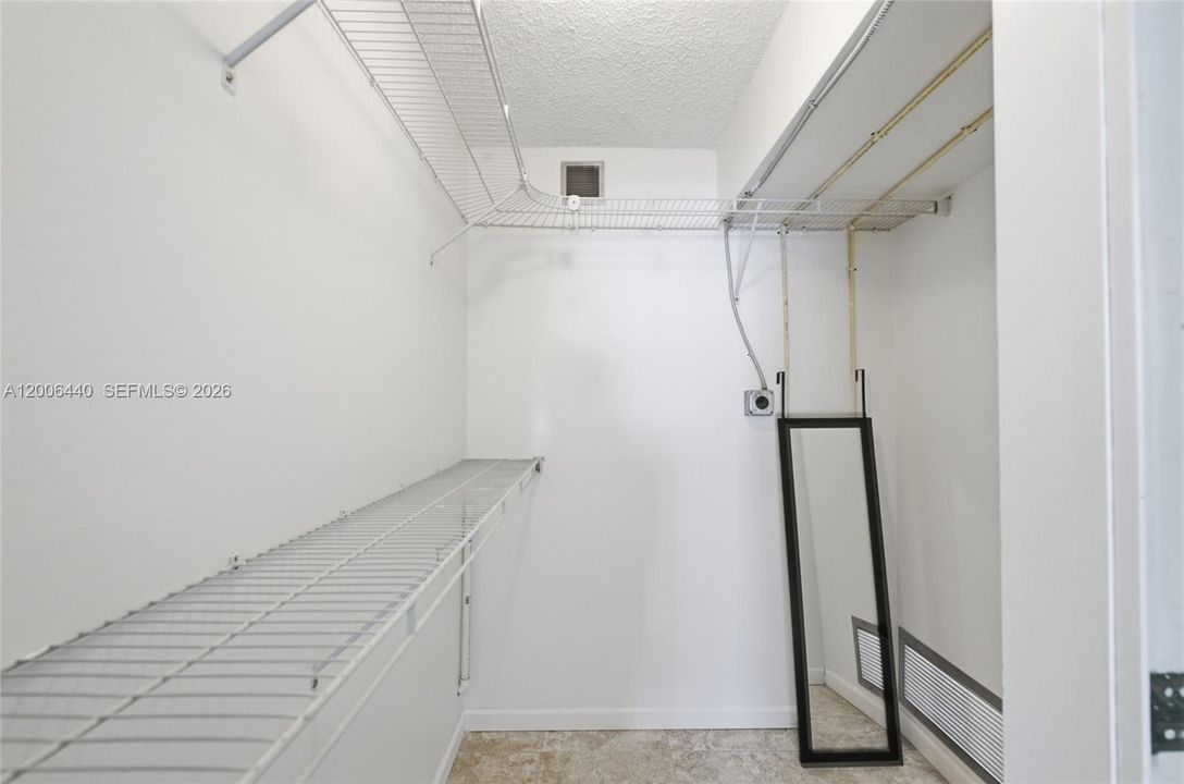 For Sale: $179,900 (2 beds, 2 baths, 963 Square Feet)