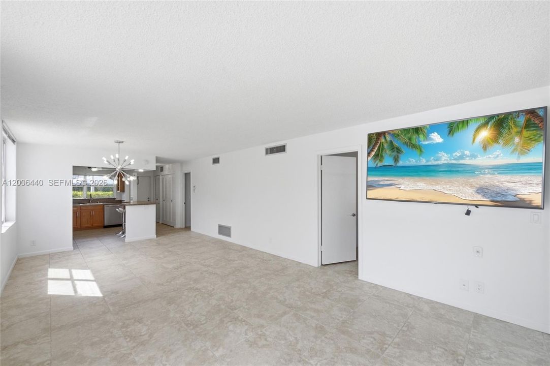 For Sale: $179,900 (2 beds, 2 baths, 963 Square Feet)