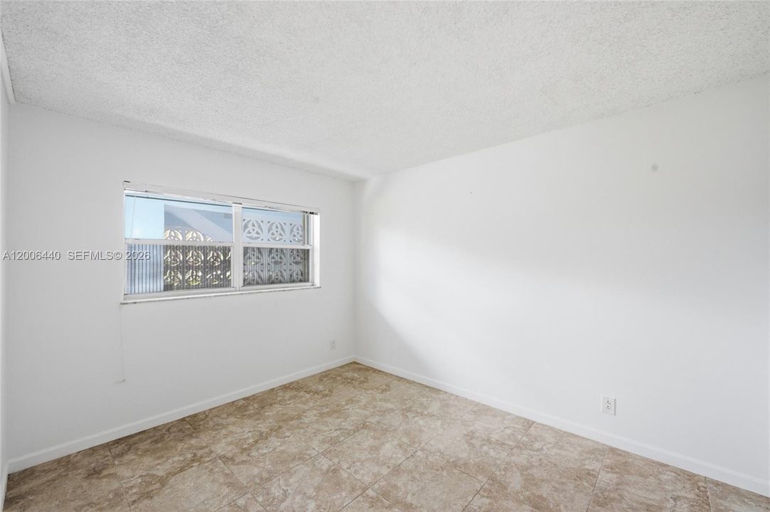 For Sale: $179,900 (2 beds, 2 baths, 963 Square Feet)