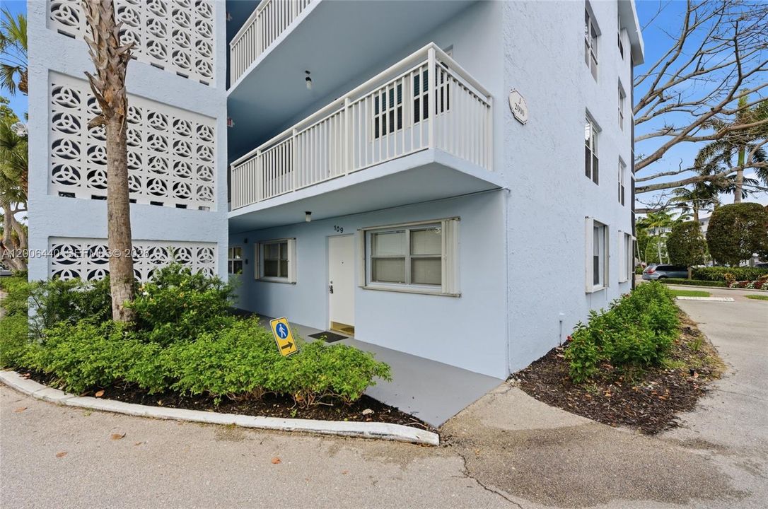 For Sale: $179,900 (2 beds, 2 baths, 963 Square Feet)