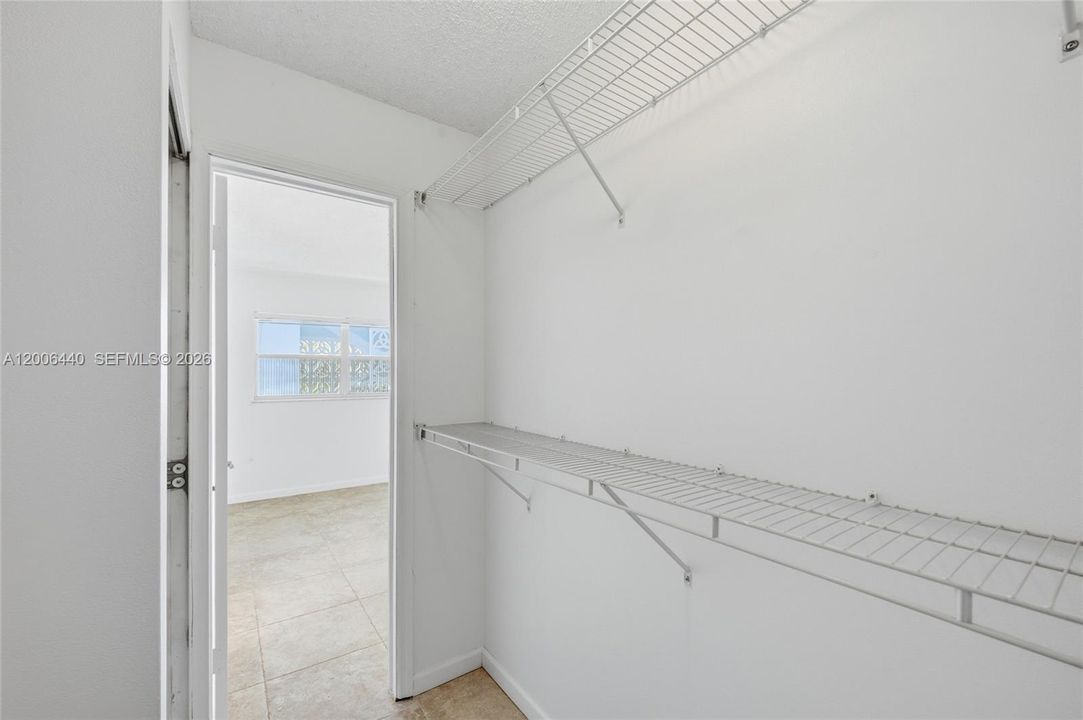 For Sale: $179,900 (2 beds, 2 baths, 963 Square Feet)
