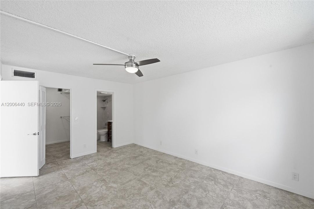 For Sale: $179,900 (2 beds, 2 baths, 963 Square Feet)