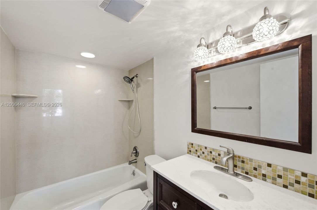 For Sale: $179,900 (2 beds, 2 baths, 963 Square Feet)