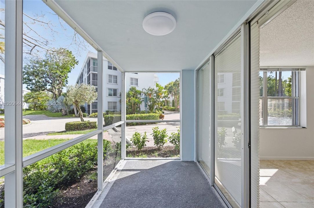 For Sale: $179,900 (2 beds, 2 baths, 963 Square Feet)