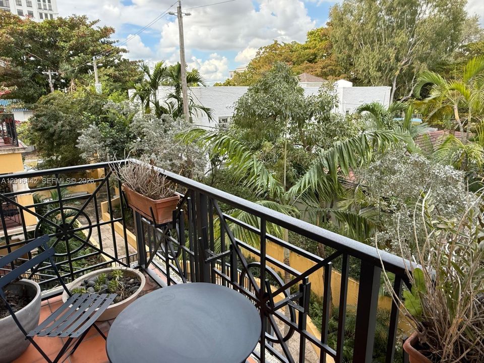 For Sale: $850,000 (3 beds, 2 baths, 1427 Square Feet)