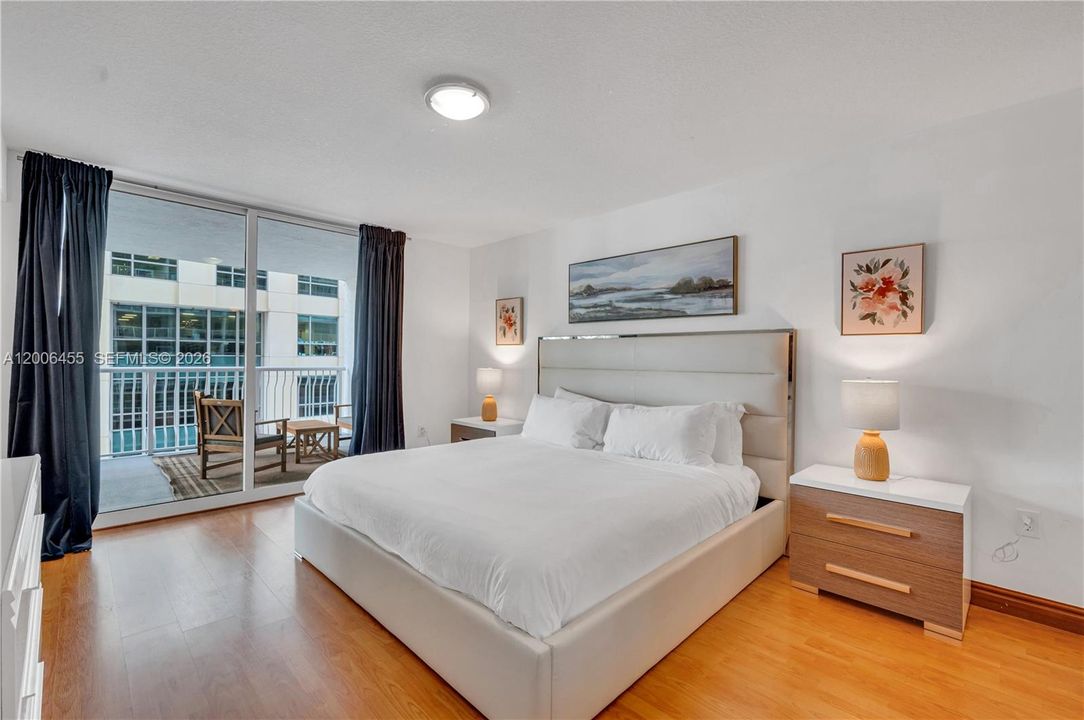 For Sale: $445,000 (1 beds, 1 baths, 818 Square Feet)