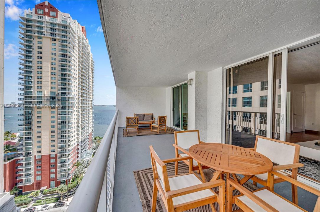 For Sale: $445,000 (1 beds, 1 baths, 818 Square Feet)