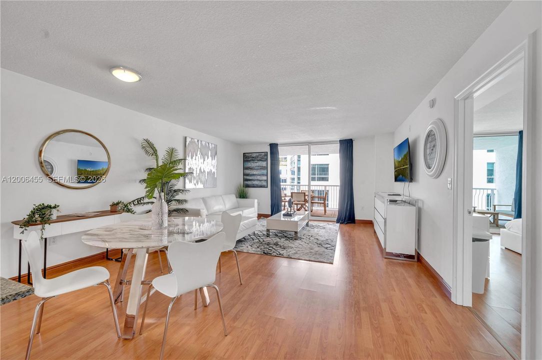 For Sale: $445,000 (1 beds, 1 baths, 818 Square Feet)