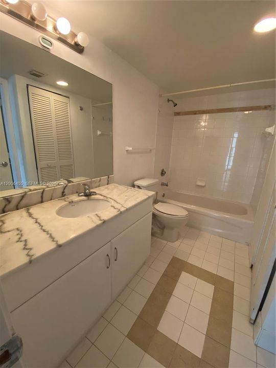 For Sale: $445,000 (1 beds, 1 baths, 818 Square Feet)