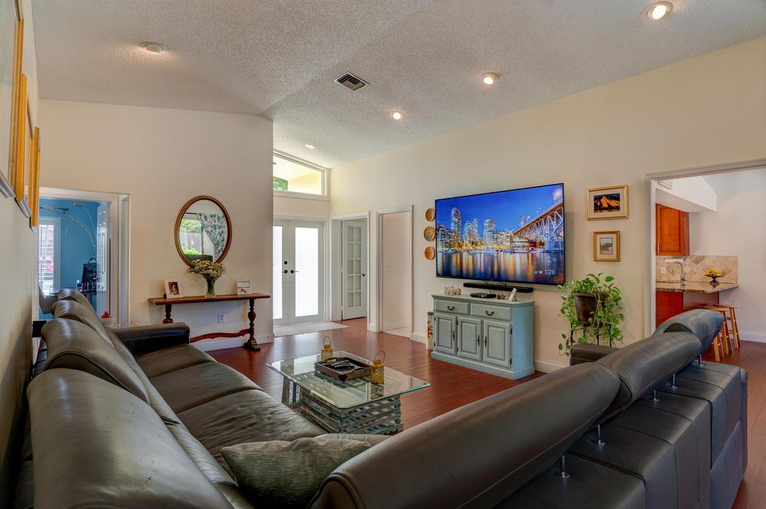 5_Living Room 3