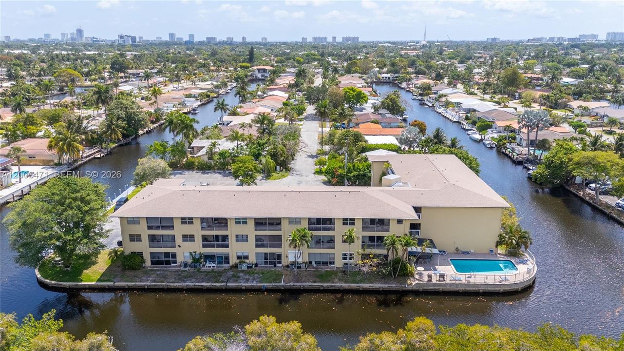 Active With Contract: $2,350 (2 beds, 1 baths, 900 Square Feet)