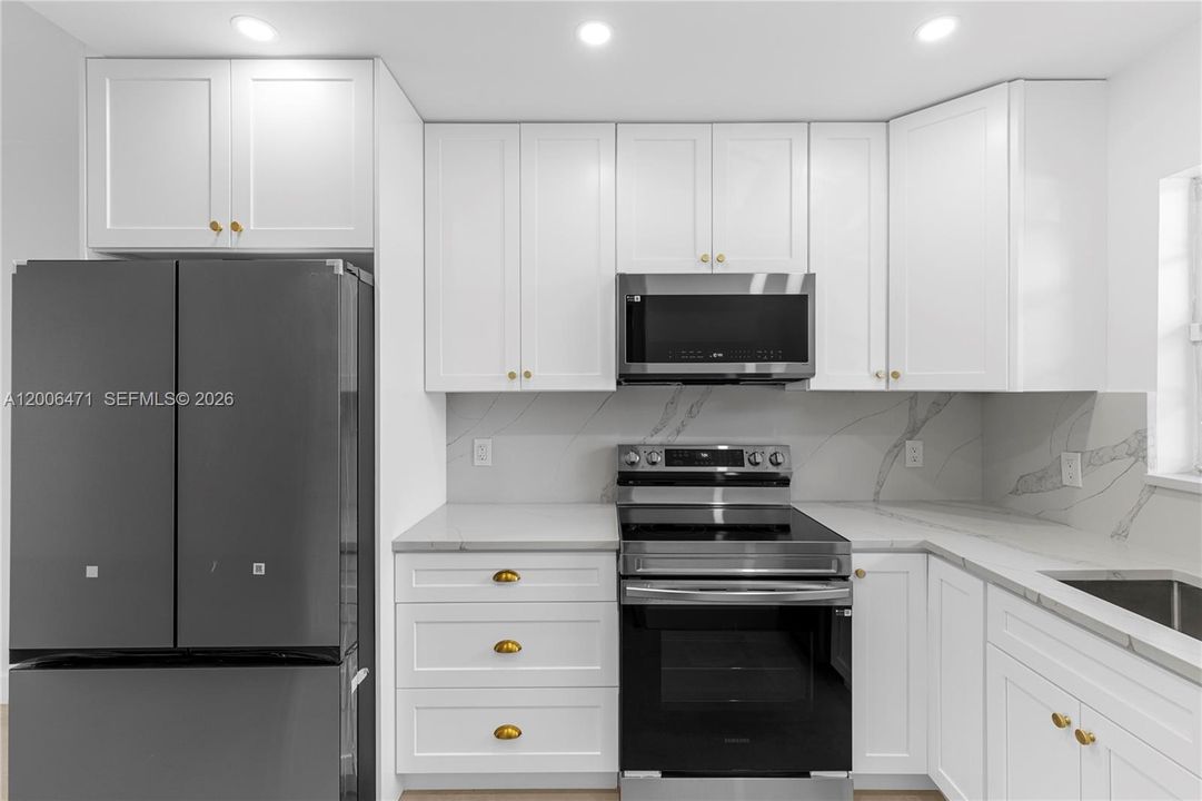 Active With Contract: $2,350 (2 beds, 1 baths, 900 Square Feet)