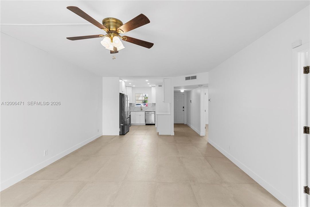 Active With Contract: $2,350 (2 beds, 1 baths, 900 Square Feet)
