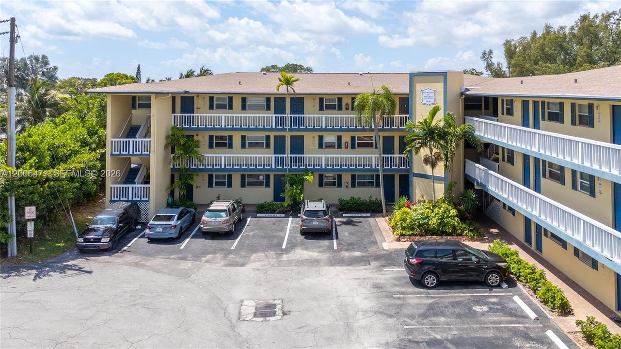 Active With Contract: $2,350 (2 beds, 1 baths, 900 Square Feet)