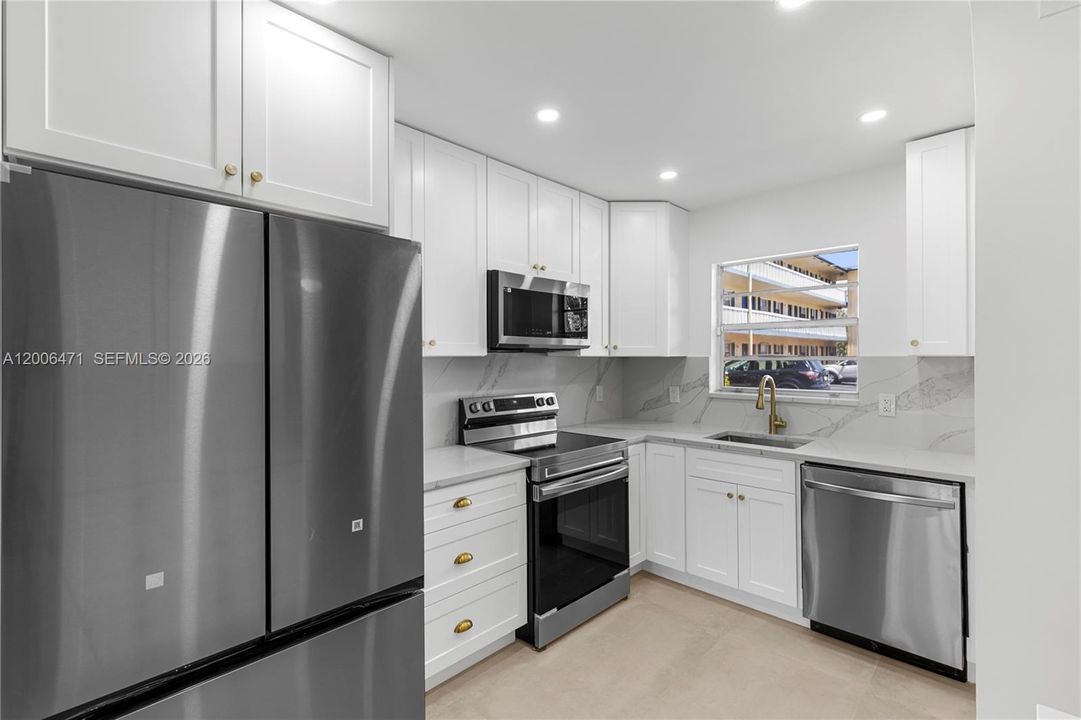 Active With Contract: $2,350 (2 beds, 1 baths, 900 Square Feet)
