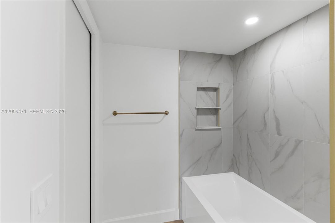 Active With Contract: $2,350 (2 beds, 1 baths, 900 Square Feet)