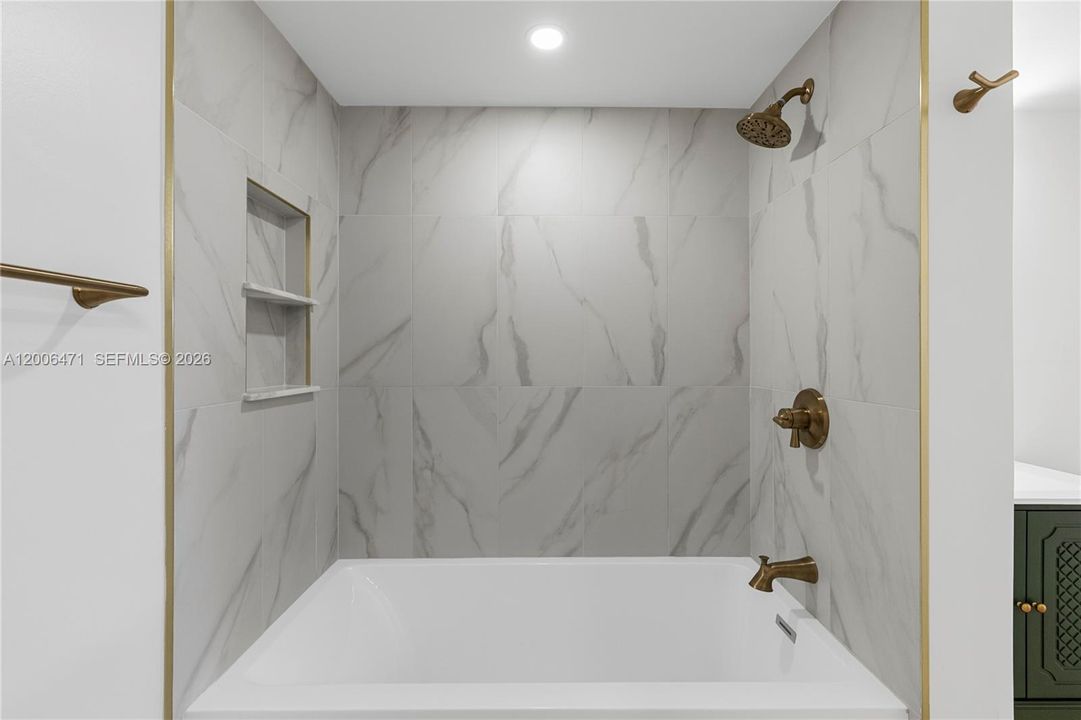 Active With Contract: $2,350 (2 beds, 1 baths, 900 Square Feet)
