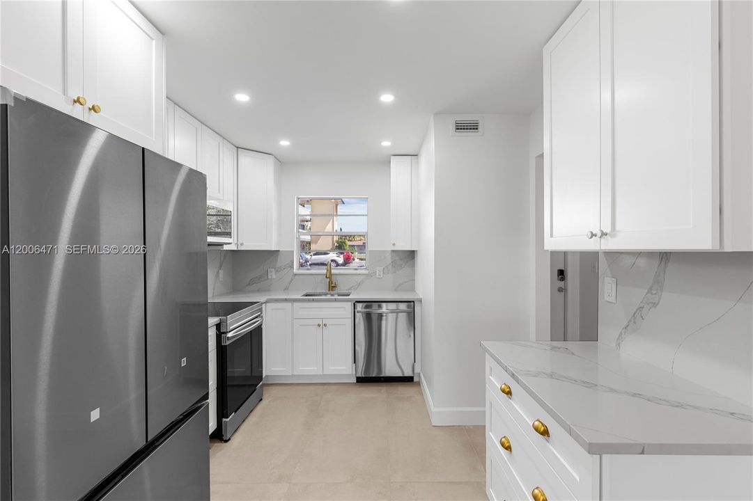 Active With Contract: $2,350 (2 beds, 1 baths, 900 Square Feet)