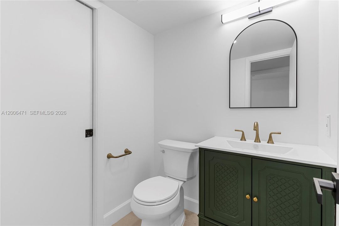 Active With Contract: $2,350 (2 beds, 1 baths, 900 Square Feet)