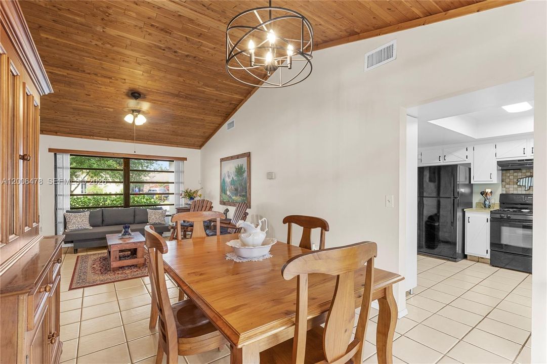 Activo con contrato: $455,000 (3 camas, 2 baños, 1193 Pies cuadrados)