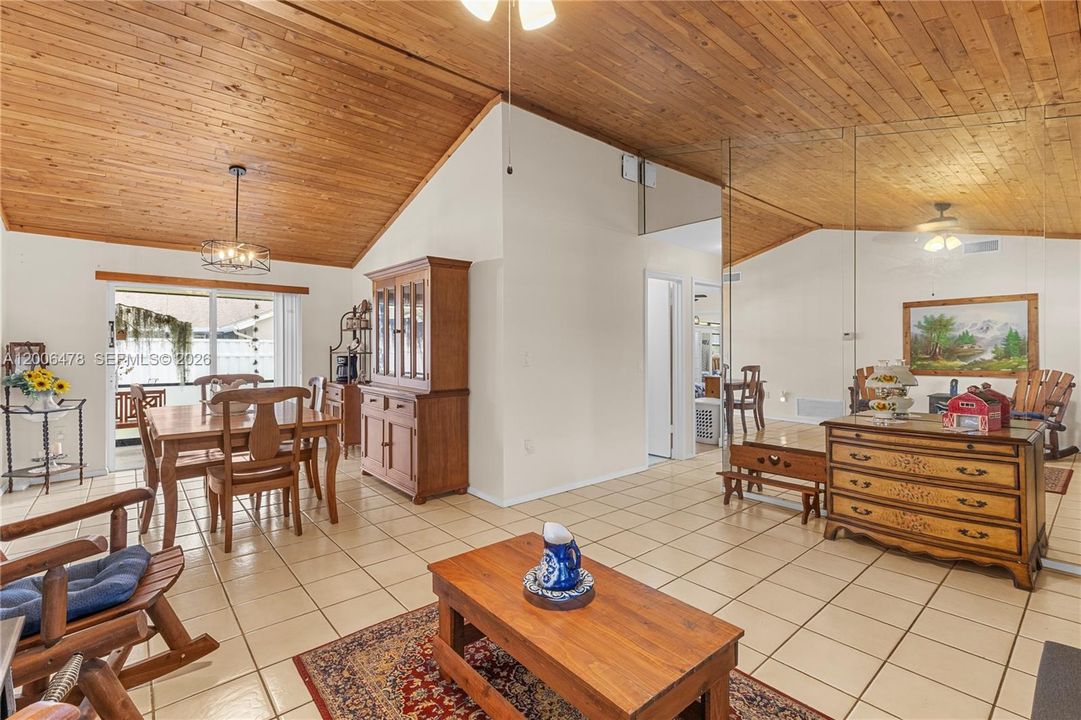 Activo con contrato: $455,000 (3 camas, 2 baños, 1193 Pies cuadrados)