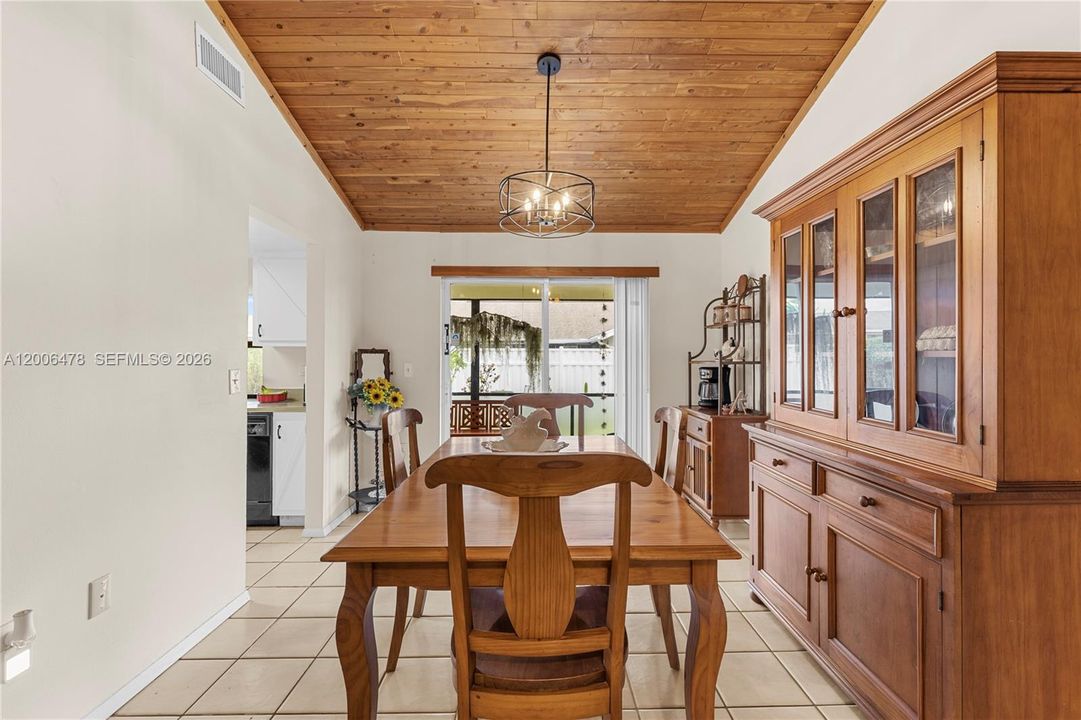 Activo con contrato: $455,000 (3 camas, 2 baños, 1193 Pies cuadrados)