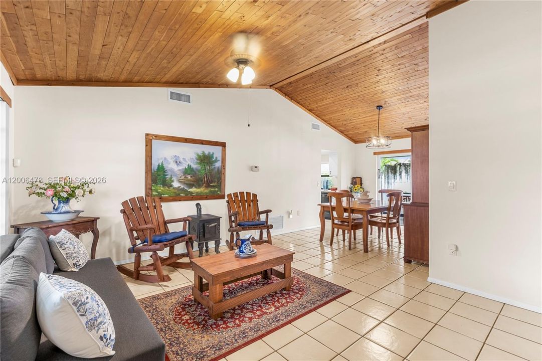 Activo con contrato: $455,000 (3 camas, 2 baños, 1193 Pies cuadrados)