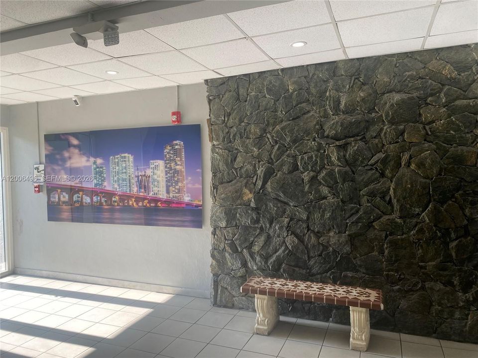 For Sale: $230,000 (1 beds, 1 baths, 726 Square Feet)