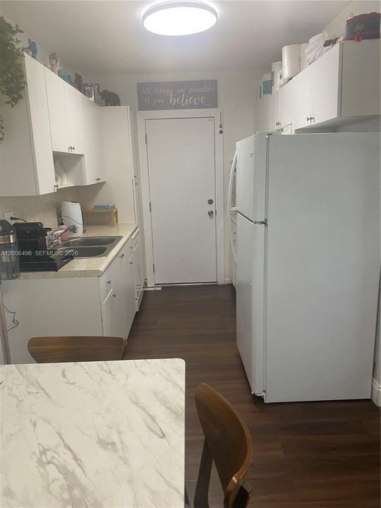 For Sale: $230,000 (1 beds, 1 baths, 726 Square Feet)