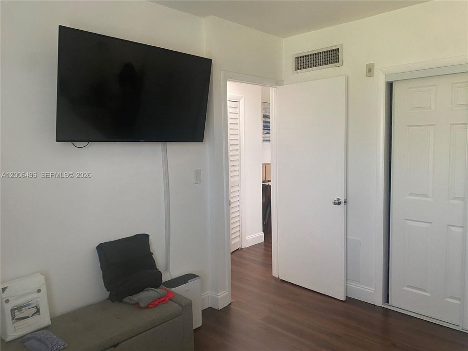 For Sale: $230,000 (1 beds, 1 baths, 726 Square Feet)