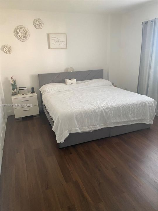 For Sale: $230,000 (1 beds, 1 baths, 726 Square Feet)