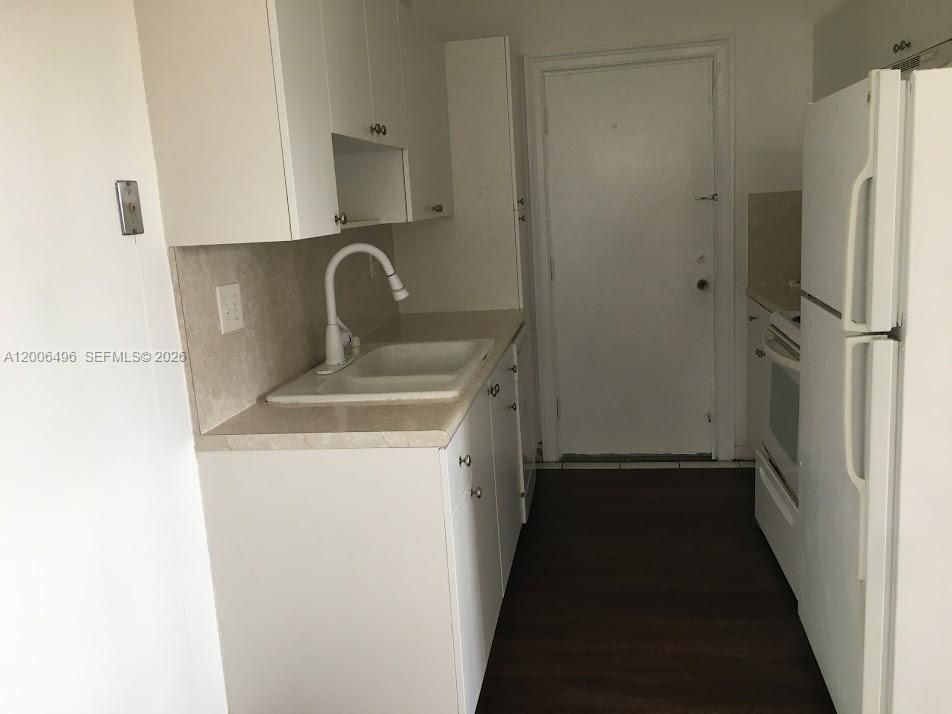 For Sale: $230,000 (1 beds, 1 baths, 726 Square Feet)