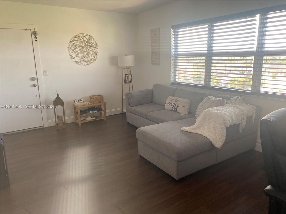 For Sale: $230,000 (1 beds, 1 baths, 726 Square Feet)