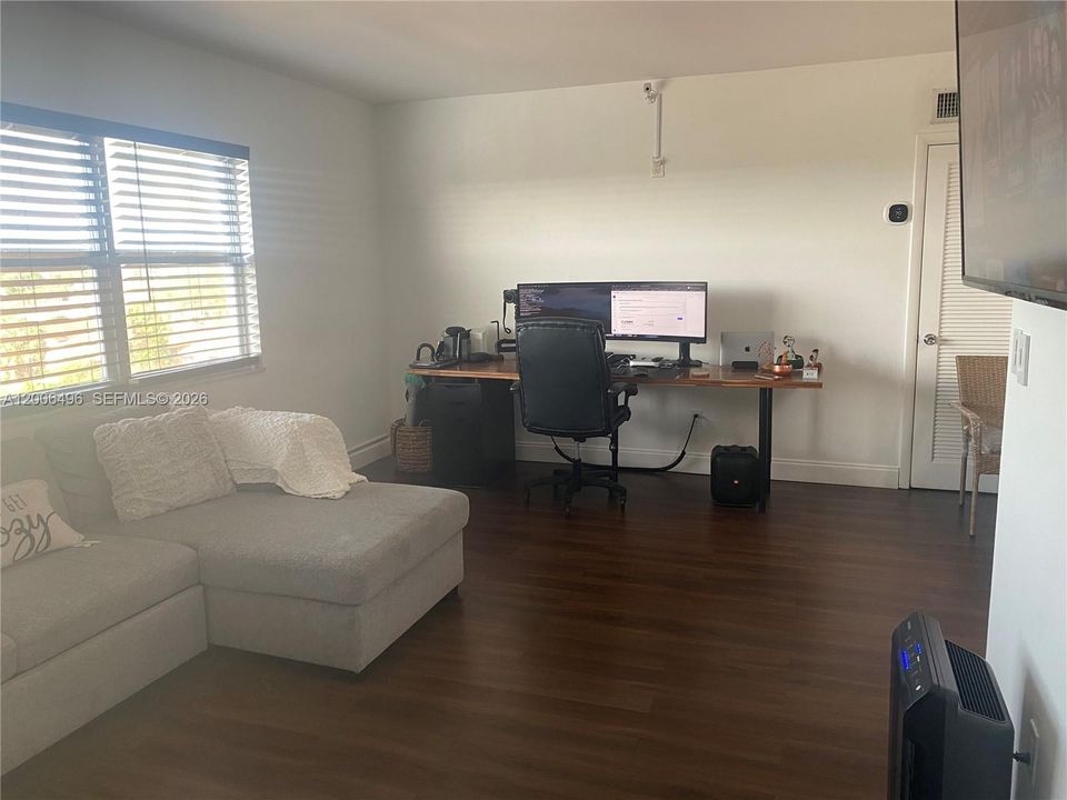 For Sale: $230,000 (1 beds, 1 baths, 726 Square Feet)